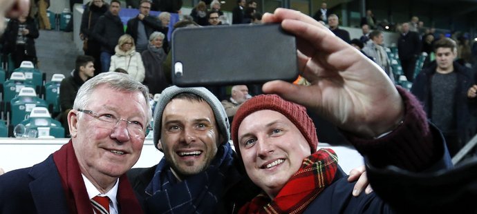 Fanoušci Manchesteru United si během čekání po zápase pořídili selfie s Alexem Fergusonem