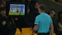 Rozhodčí se podíval na video, než nařídil penaltu proti Manchesteru United