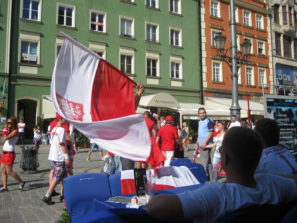 Slyšet 40 000 hrdel, jak křičí jedním hlasem. Vidět svalnaté gladiátory 21. století, jak bojují do posledních sil. Být obklopena muži v poměru 1:15 – to je důvod, proč jet na fotbal.