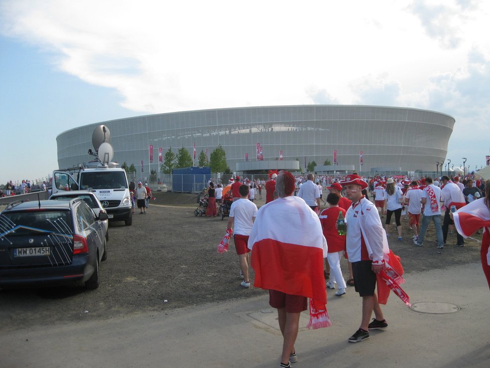 Slyšet 40 000 hrdel, jak křičí jedním hlasem. Vidět svalnaté gladiátory 21. století, jak bojují do posledních sil. Být obklopena muži v poměru 1:15 – to je důvod, proč jet na fotbal.