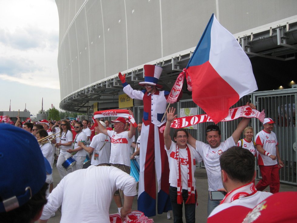 Slyšet 40 000 hrdel, jak křičí jedním hlasem. Vidět svalnaté gladiátory 21. století, jak bojují do posledních sil. Být obklopena muži v poměru 1:15 – to je důvod, proč jet na fotbal.