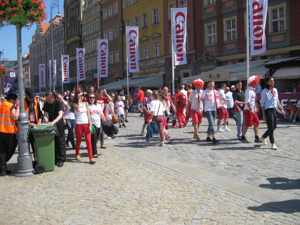 Slyšet 40 000 hrdel, jak křičí jedním hlasem. Vidět svalnaté gladiátory 21. století, jak bojují do posledních sil. Být obklopena muži v poměru 1:15 – to je důvod, proč jet na fotbal.