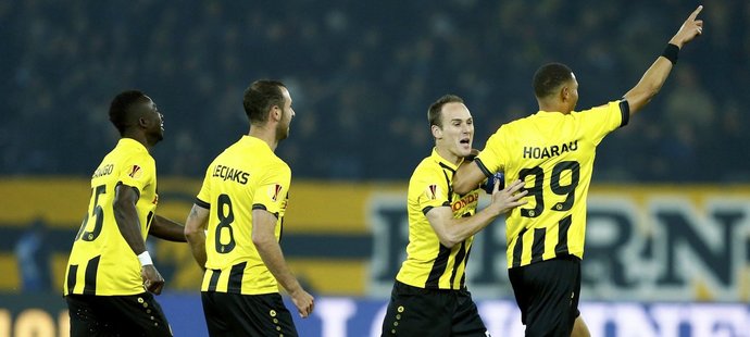 Fotbalisté Young Boys Bern se radují po gólu do sítě Neapole