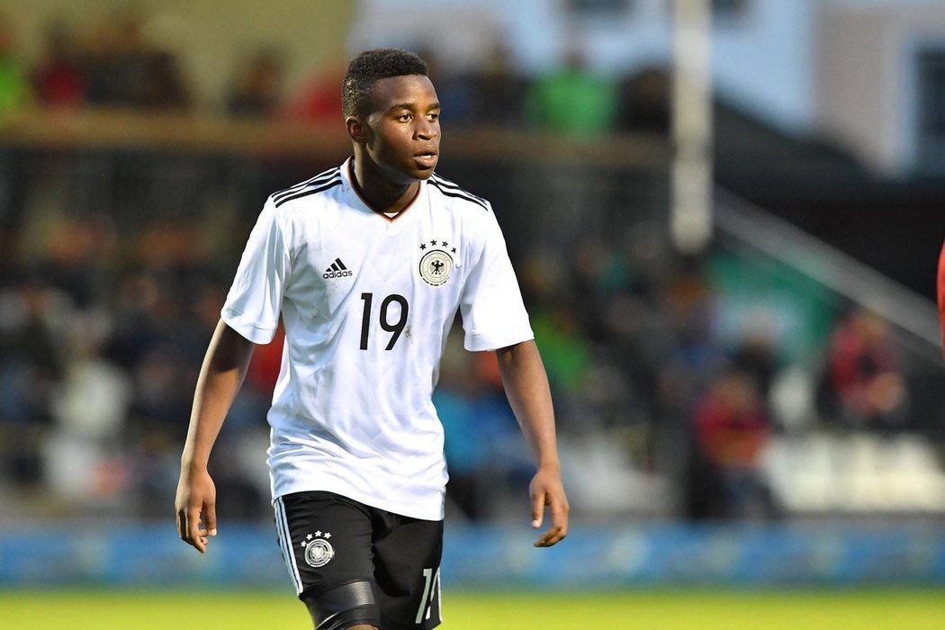 Je mu opravdu 12 let? Německý fotbalový supertalent Youssoufa Moukoko vzbuzuje pochybnosti