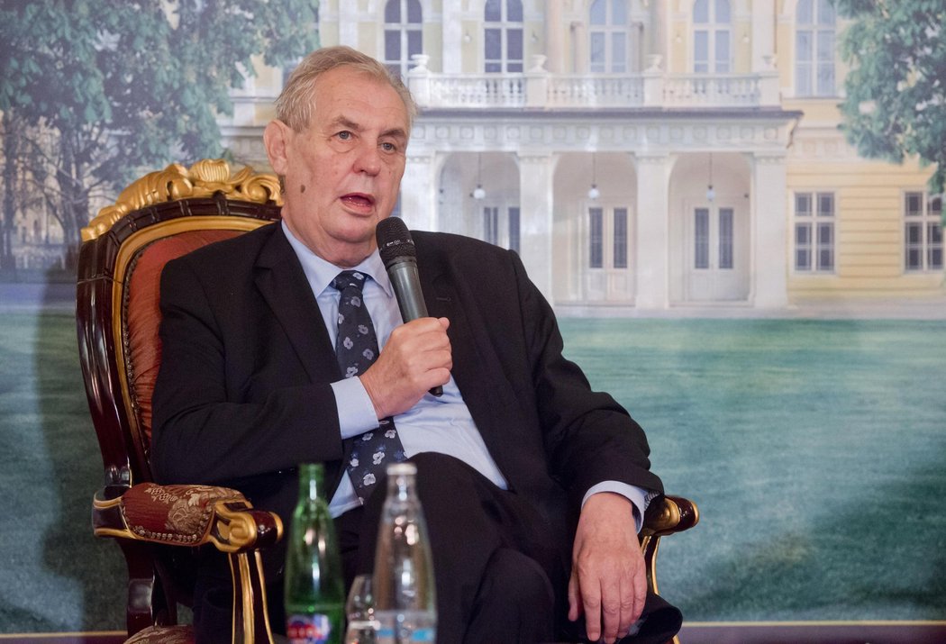 Prezident Miloš Zeman se pustil i do fotbalových hvězd