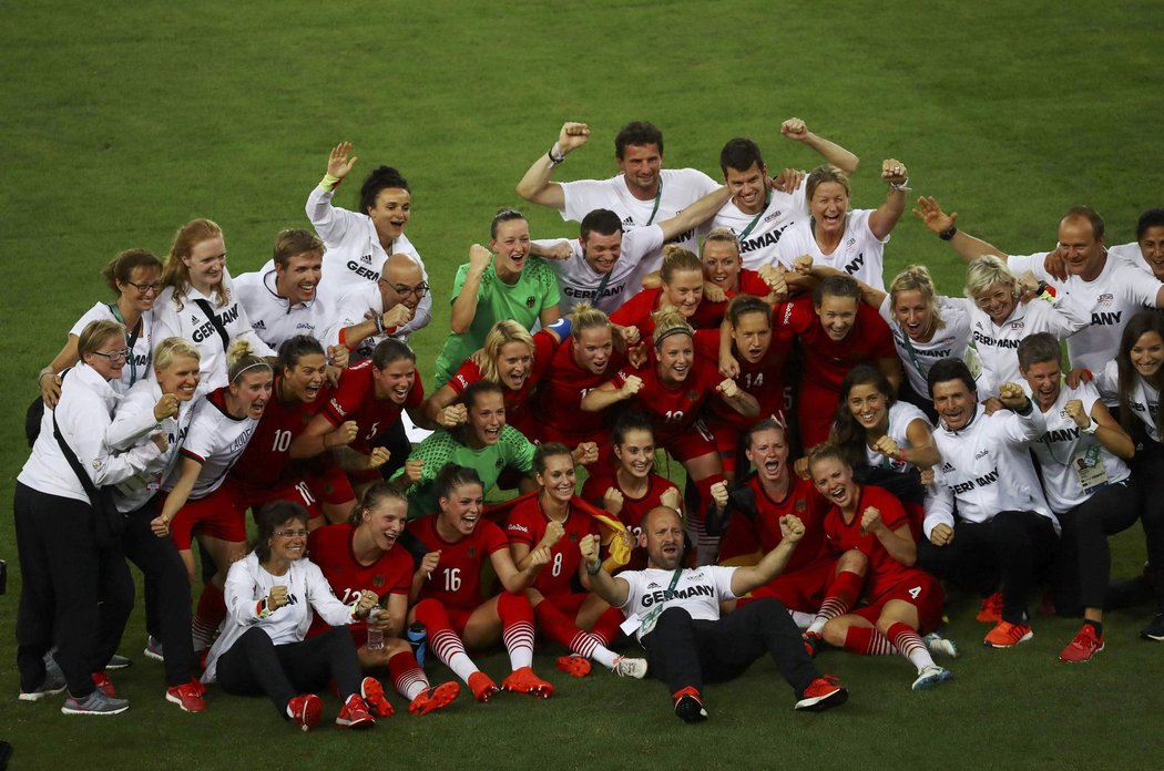 Německé fotbalistky slaví zisk zlatých olympijských medailí