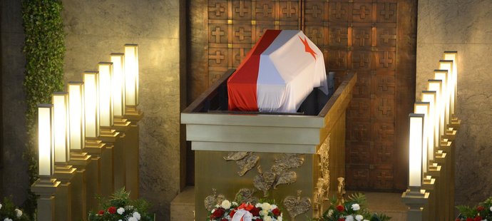 Rakev Zikové měla na sobě vlajku Slavie.