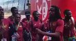 Sparťanský obránce Costa při oslavách postupu Zimbabwe uprostřed hloučku spoluhráčů