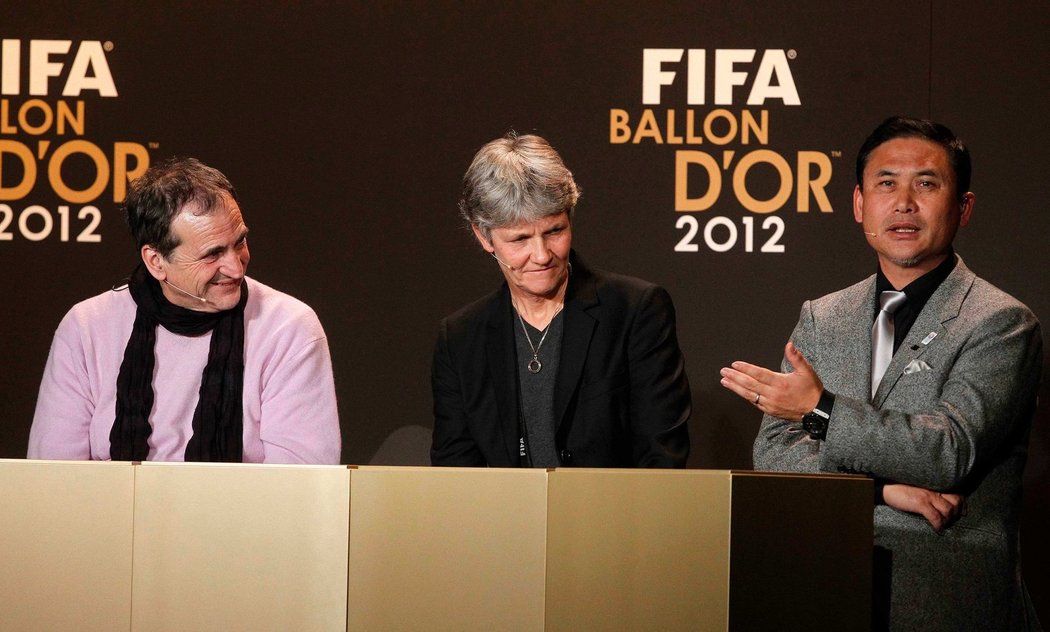 Nejlepší trenéři ženského fotbalu na tiskové konferenci. Zleva Bruno Bini (Francie), Pia Sundhageová (USA) a Norio Sasaki (Japonsko)