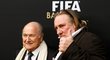 Na slavnostní ceremoniál ve společnosti předsedy FIFA Seppa Blattera dorazil i herec Gérard Depardieu