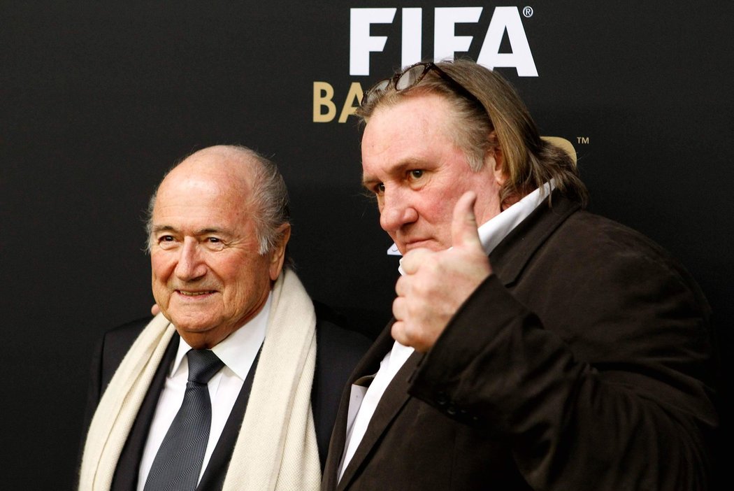 Na slavnostní ceremoniál ve společnosti předsedy FIFA Seppa Blattera dorazil i herec Gérard Depardieu
