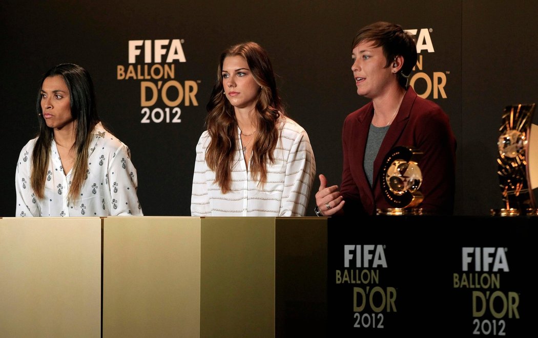 Kandidátky na nejlepší fotbalistku roku na tiskové konferenci. Zleva Marta, Alex Morganová a Abby Wambachová.