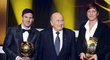 Po slavnostním vyhlášení spolu zapózovali Lionel Messi, šéf FIFA Sepp Blatter a nejlepší fotbalistka roku Abby Wambachová