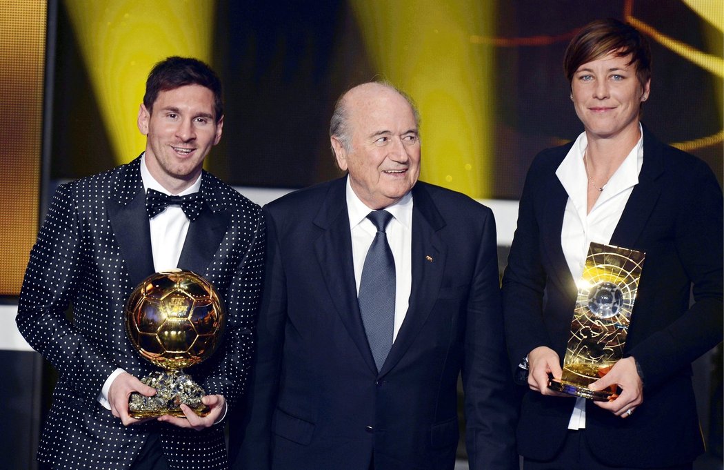 Po slavnostním vyhlášení spolu zapózovali Lionel Messi, šéf FIFA Sepp Blatter a nejlepší fotbalistka roku Abby Wambachová