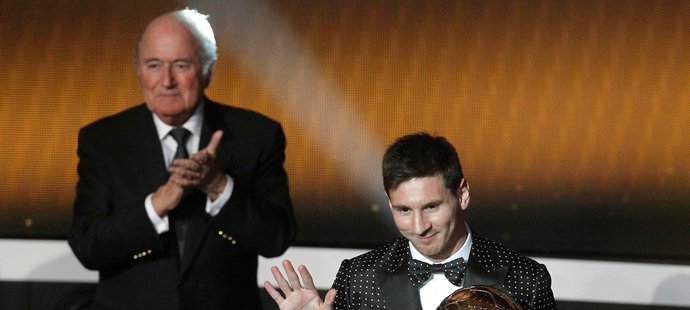 Lioneli Messimu tleskal i šéf FIFA Sepp Blatter