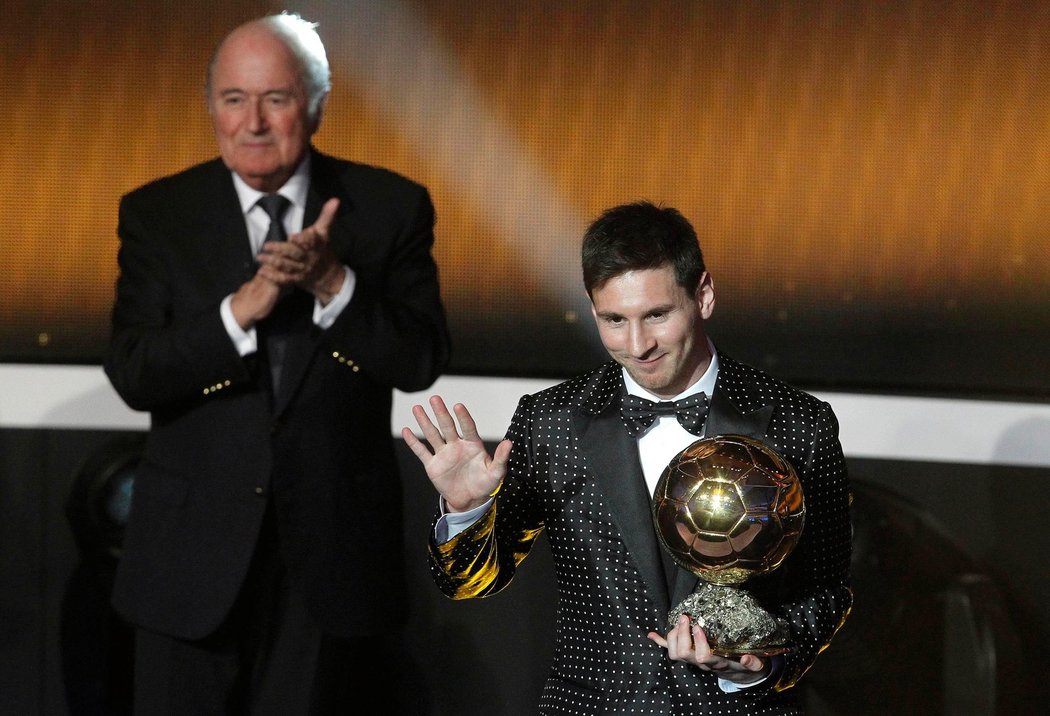 Lioneli Messimu tleskal i šéf FIFA Sepp Blatter
