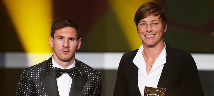 Dva vítězové. Držitel Zlatého míče FIFA Lionel Messi a nejlepší fotbalistka roku Amy Wambachová.