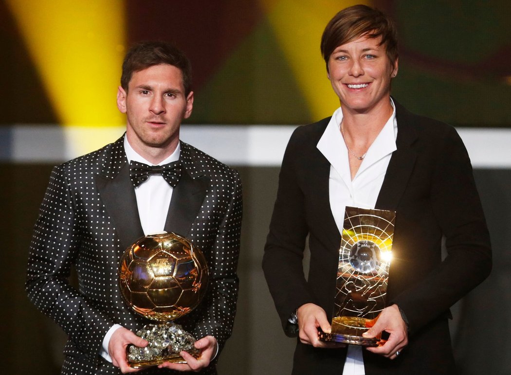 Dva vítězové. Držitel Zlatého míče FIFA Lionel Messi a nejlepší fotbalistka roku Amy Wambachová.