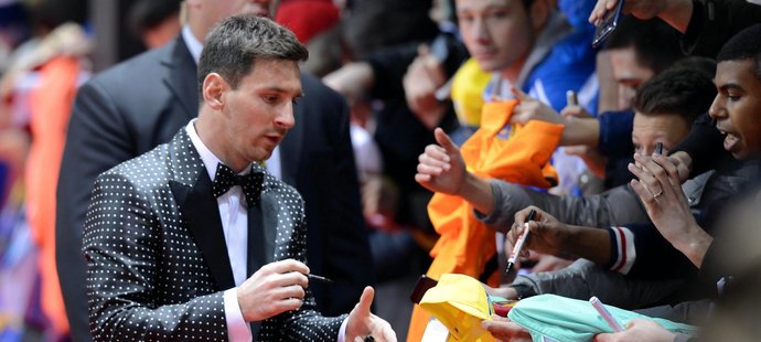 Lionel Messi rozdává fanouškům autogramy před začátkem slavnostního ceremoniálu v Curychu