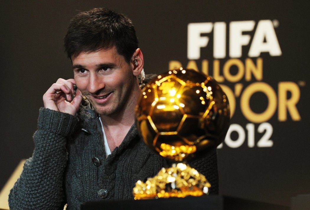 Lionel Messi v blízkosti Zlatého míče během tiskové konference v Curychu