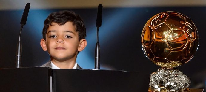 Syn Cristiana Ronalda hrdě zapózoval s trofejí pro vítěze Zlatého míče