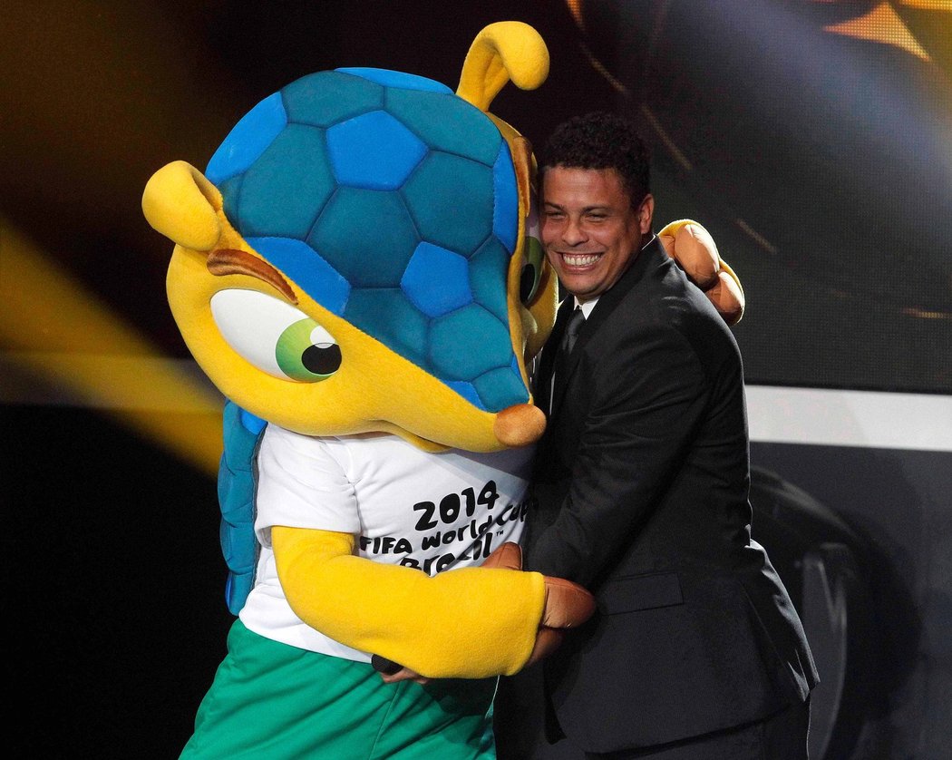 Pořadatele MS 2014 představil legendární brazilský kanonýr Ronaldo. Na snímku objímá maskota šampionátu