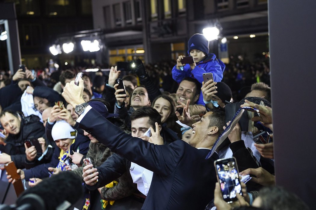 Selfie, prosím! Cristiano Ronaldo si pořídil fotku s fanoušky.