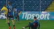 Záložník Plzně Milan Petržela evidentně zahrál rukou, přesto ho rozhodčí v gólové šanci nezastavil
