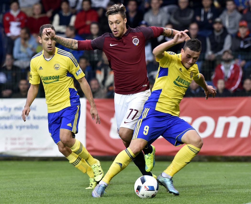 Václav Kadlec ze Sparty se snažil přejít přes zlínského Lukáše Holíka