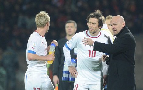 Michal Bílek (vpravo) mohl jedenáctku v čele s kapitánem Rosickým zase jednou pochválit. Problém je, že podobné výkony a výsledky nedokáže opakovat.