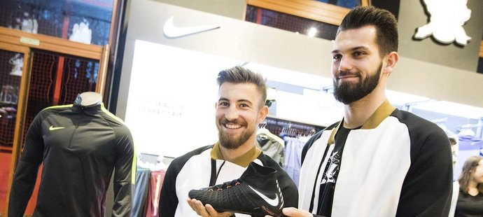 Vácha a gólman Koubek se svými novými kopačkami Nike Hypervenom 3