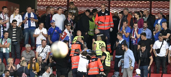 Fanoušek na stadionu v Trnavě bojoval o život