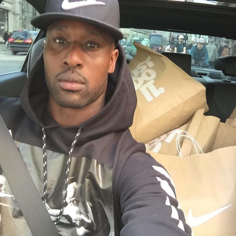 Carlton Cole se ještě nedávno chlubil, jak rád nakupuje. Teď už nemá za co.