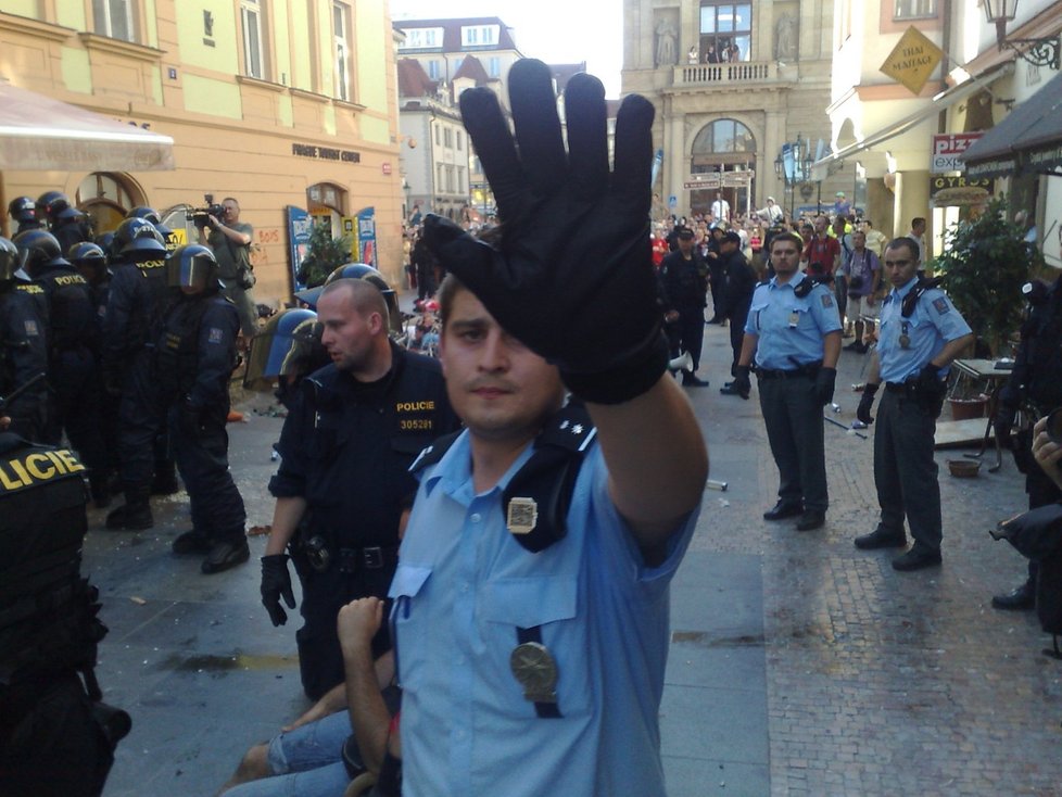 Policie z místa vytlačuje i novináře