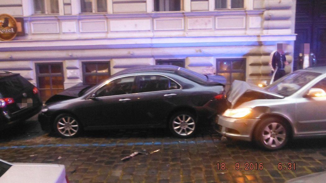 Mladý fotbalista Marek Koštíř si zadělal na problém. Opilý v autě ujížděl před hlídkou městské policie, při cestě centrem města naboural několik automobilů.
