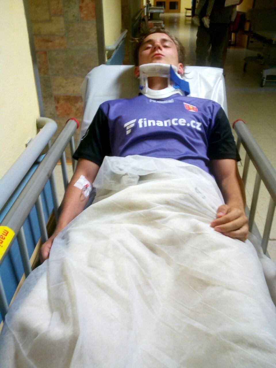 Michal skončil po utkání v nemocnici s krčním límcem a na kapačkách.