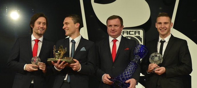 Nejlepší trenér roku 2014 Pavel Vrba a tři nejlepší fotbalisté zlatý David Lafata, stříbrný Pavel Kadeřábek a bronzový Tomáš Rosický
