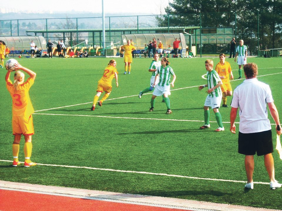 Fotbalistky Dukly Praha za to umí pořádně vzít nejen na zeleném trávníku, ale i ve fotografickém ateliéru