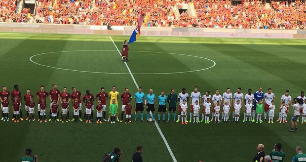 Srbští fanoušci prošli centrem Prahy na Letnou, kde se odehrál fotbalový zápas mezi týmem z Bělehradu a Spartou.