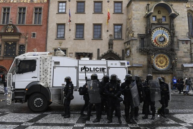 Ohlášený protest proti vládním opatřením se zvrhl v bitku fotbalových ultras s policií.