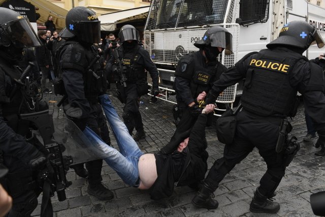 Ohlášený protest proti vládním opatřením se zvrhl v bitku fotbalových ultras s policií.