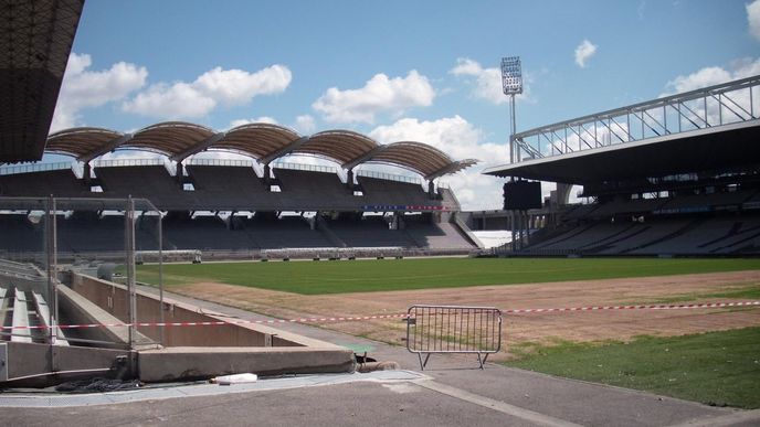 Fotbalový stadion Le Gerlaine Olympique Lyon při rekonstrukci trávníku v červenci 2012