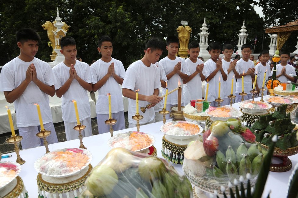 Jedenáct chlapců z thajského fotbalového týmu, kteří byli se svým trenérem zachráněni ze zaplavené jeskyně v dramatu, jenž sledoval celý svět, se stali buddhistickými novici