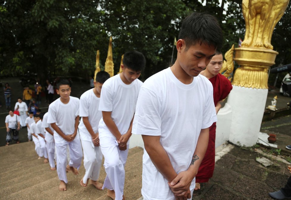 Jedenáct chlapců z thajského fotbalového týmu, kteří byli se svým trenérem zachráněni ze zaplavené jeskyně v dramatu, jenž sledoval celý svět, se stalo buddhistickými novici