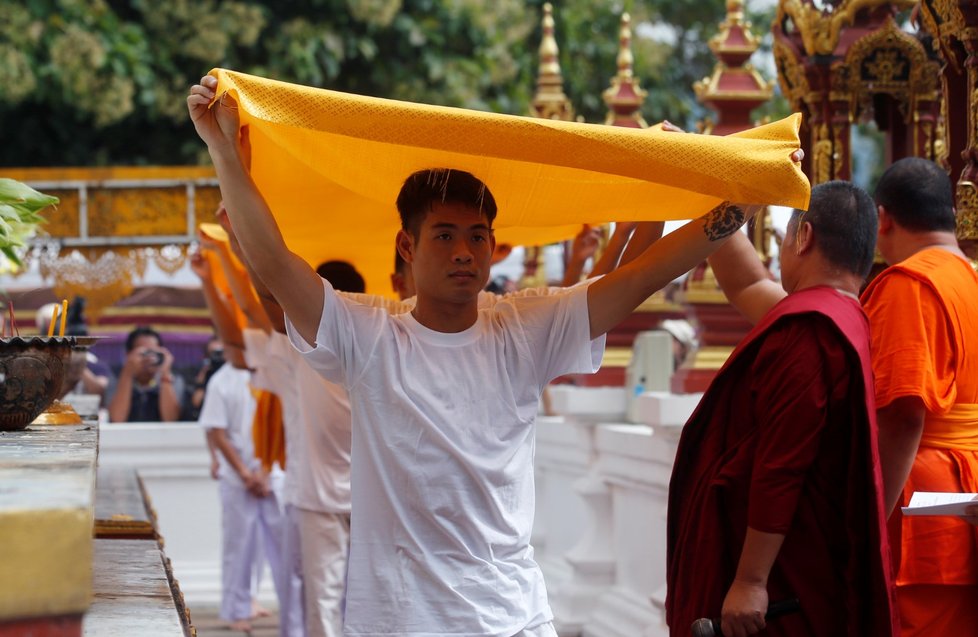 Jedenáct chlapců z thajského fotbalového týmu, kteří byli se svým trenérem zachráněni ze zaplavené jeskyně v dramatu, jenž sledoval celý svět, se stalo buddhistickými novici