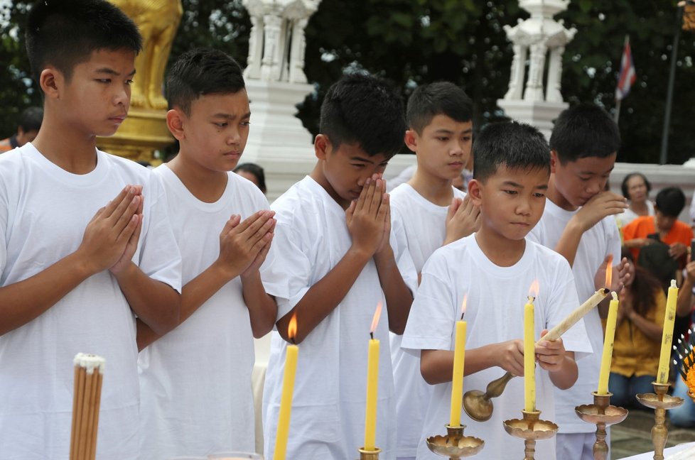 Jedenáct chlapců z thajského fotbalového týmu, kteří byli se svým trenérem zachráněni ze zaplavené jeskyně v dramatu, jenž sledoval celý svět, se stane buddhistickými novici