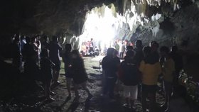 Fotbalový tým zůstal uvězněný v thajské jeskyni poté, co začalo intenzivně pršet