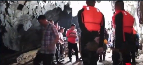 Fotbalový tým zůstal uvězněný v thajské jeskyni poté, co začalo intenzivně pršet