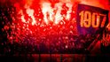 Fanoušci Fenerbahce při pohárovém utkání v Plzni spustili ve svém sektoru pyrotechniku