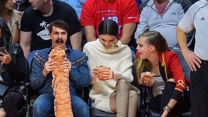 Recesista Kirby Jenner vytváří koláže s módní hvězdou Isntagramu